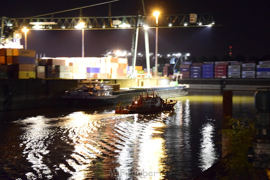 Havarie Wassereinbruch Motorraum beim Schiff Koeln Niehl Niehler Hafen P429.JPG - Miklos Laubert